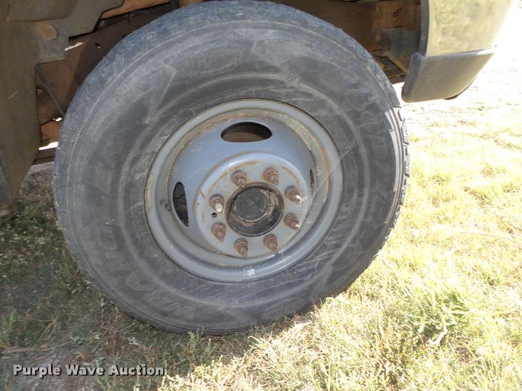 image for item L4079 1999 Ford F350 Super Duty flatbed pickup truck