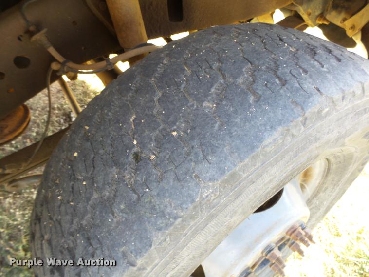 image for item L4079 1999 Ford F350 Super Duty flatbed pickup truck