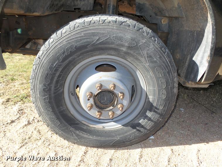 image for item L4079 1999 Ford F350 Super Duty flatbed pickup truck