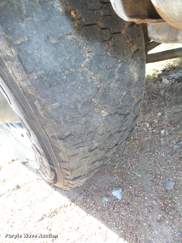 image for item L4079 1999 Ford F350 Super Duty flatbed pickup truck