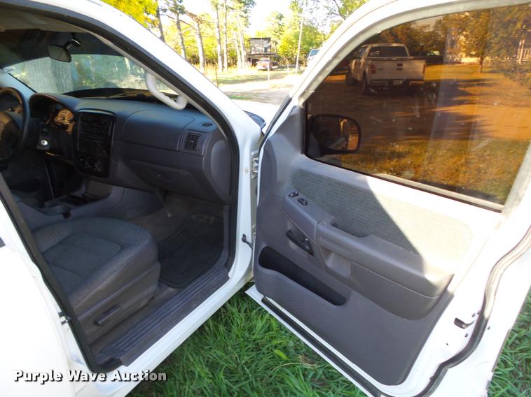 image for item L4080 2002 Ford Explorer XLS SUV