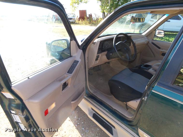 image for item L4081 1994 Ford Explorer Eddie Bauer SUV