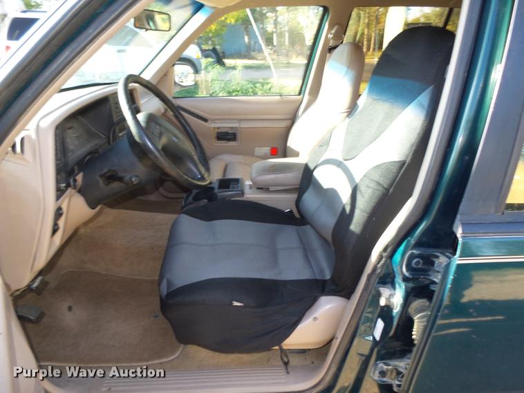 image for item L4081 1994 Ford Explorer Eddie Bauer SUV