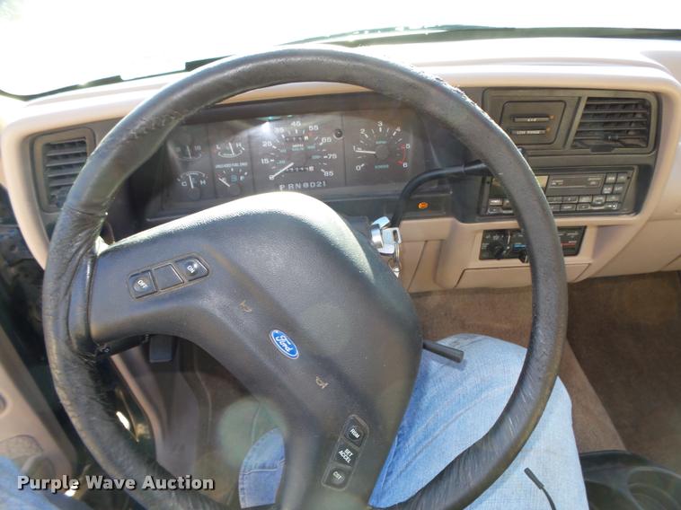 image for item L4081 1994 Ford Explorer Eddie Bauer SUV