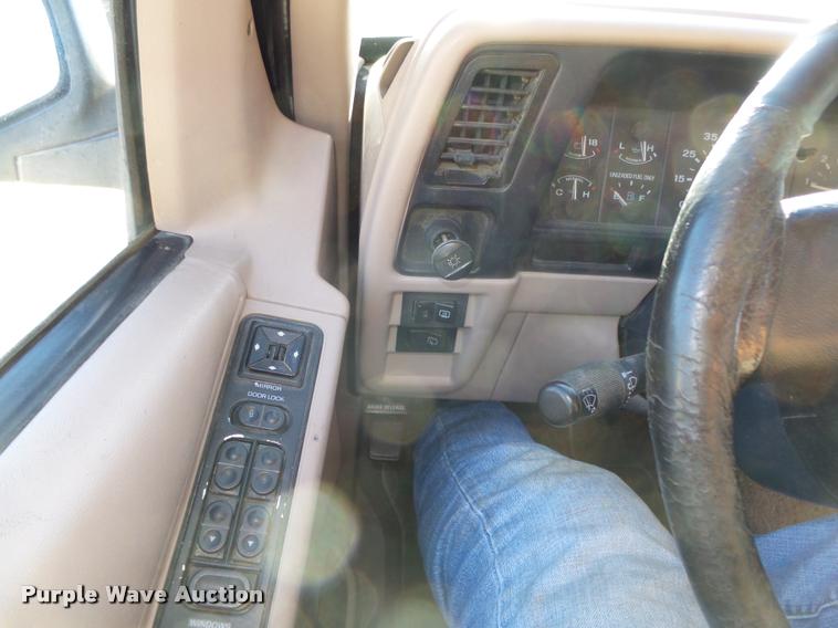 image for item L4081 1994 Ford Explorer Eddie Bauer SUV