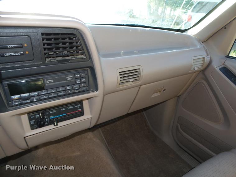 image for item L4081 1994 Ford Explorer Eddie Bauer SUV