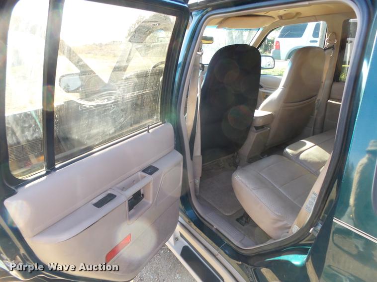 image for item L4081 1994 Ford Explorer Eddie Bauer SUV