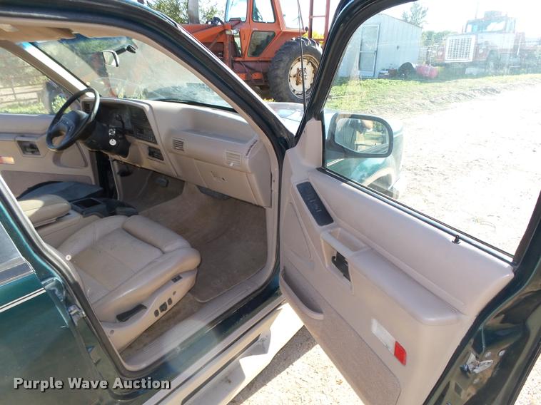 image for item L4081 1994 Ford Explorer Eddie Bauer SUV