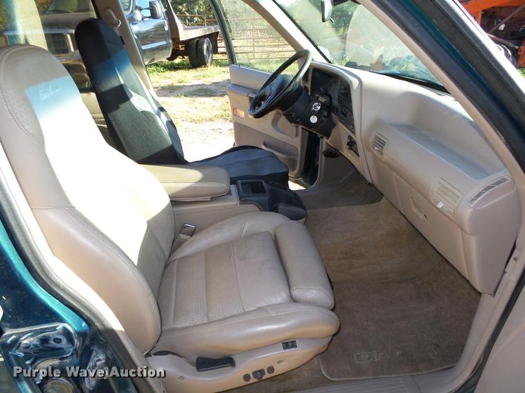 image for item L4081 1994 Ford Explorer Eddie Bauer SUV