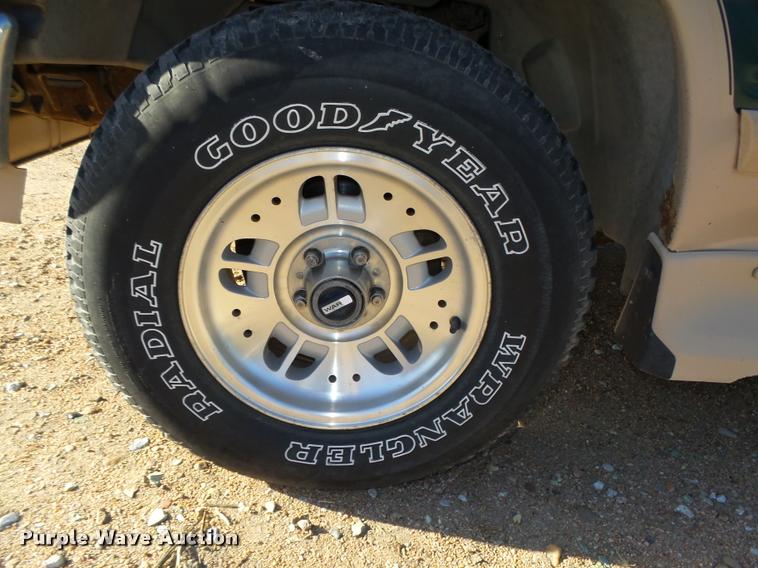 image for item L4081 1994 Ford Explorer Eddie Bauer SUV