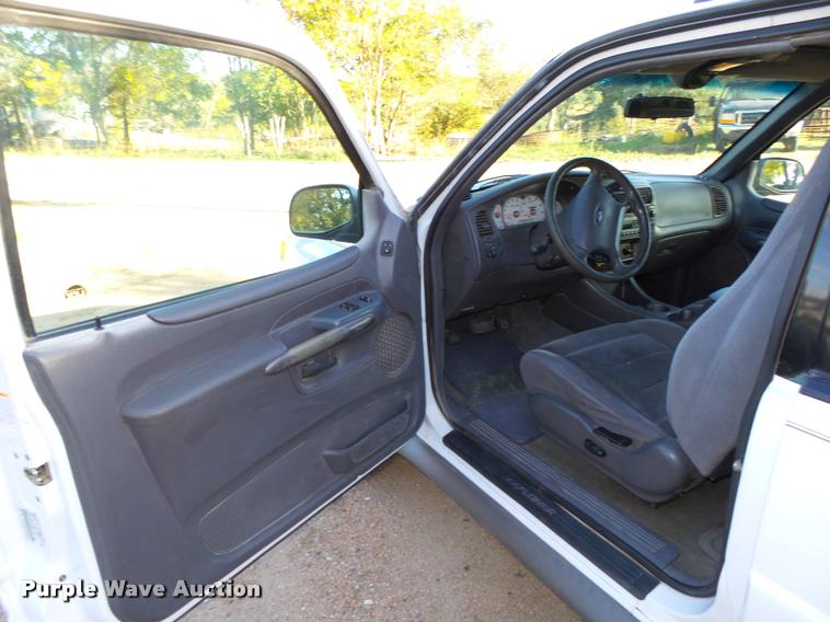 image for item L4082 2001 Ford Explorer SUV