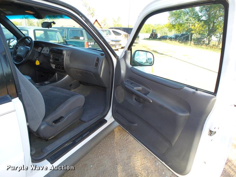 image for item L4082 2001 Ford Explorer SUV