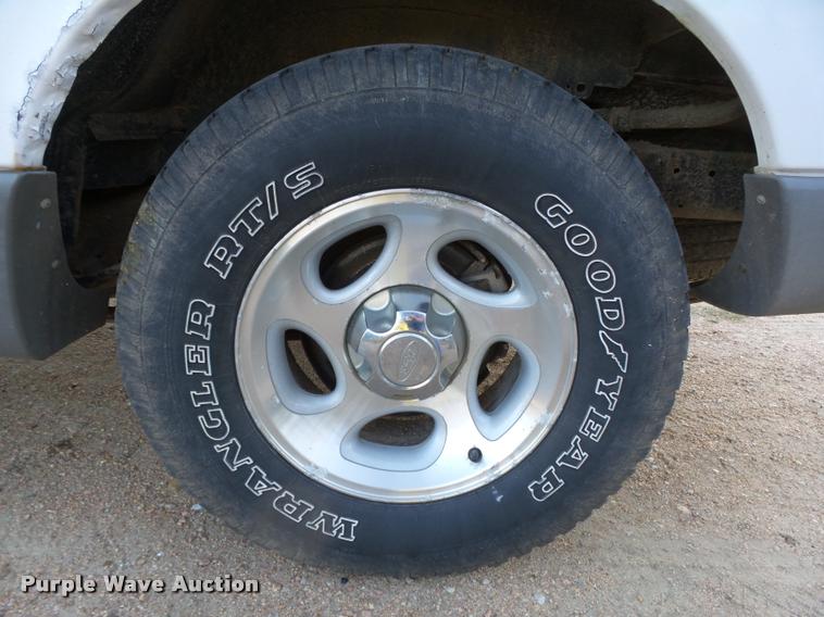 image for item L4082 2001 Ford Explorer SUV