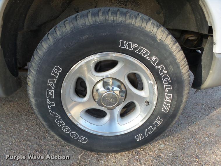 image for item L4082 2001 Ford Explorer SUV