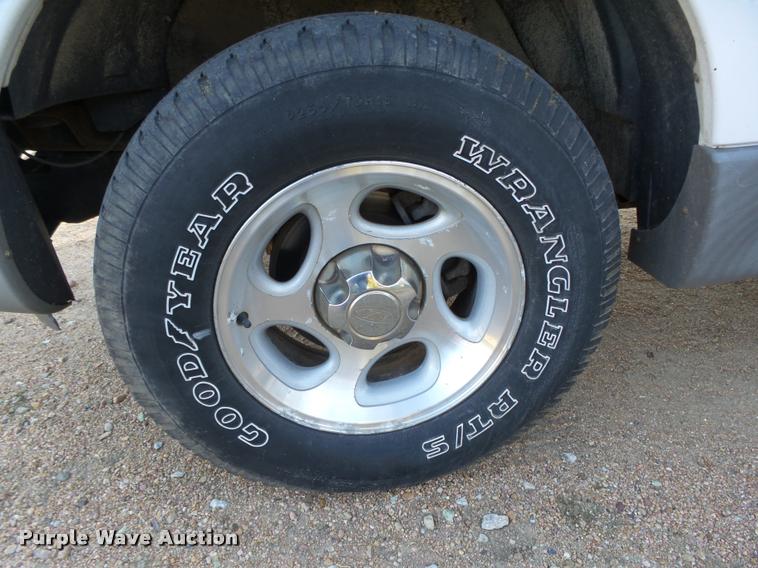 image for item L4082 2001 Ford Explorer SUV