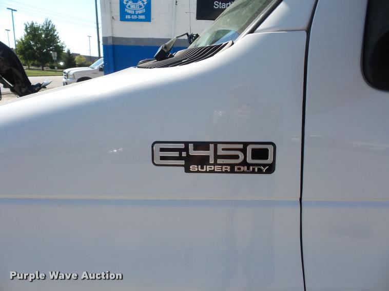 image for item L4252 2003 Ford Econoline E450 Super Duty Forest River Sunseeker RV