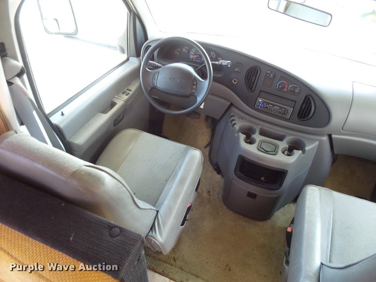 image for item L4252 2003 Ford Econoline E450 Super Duty Forest River Sunseeker RV