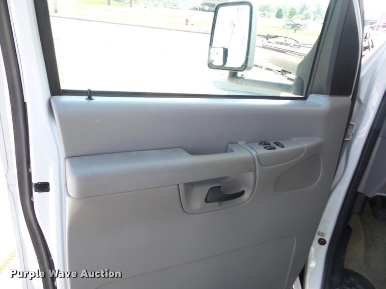 image for item L4252 2003 Ford Econoline E450 Super Duty Forest River Sunseeker RV