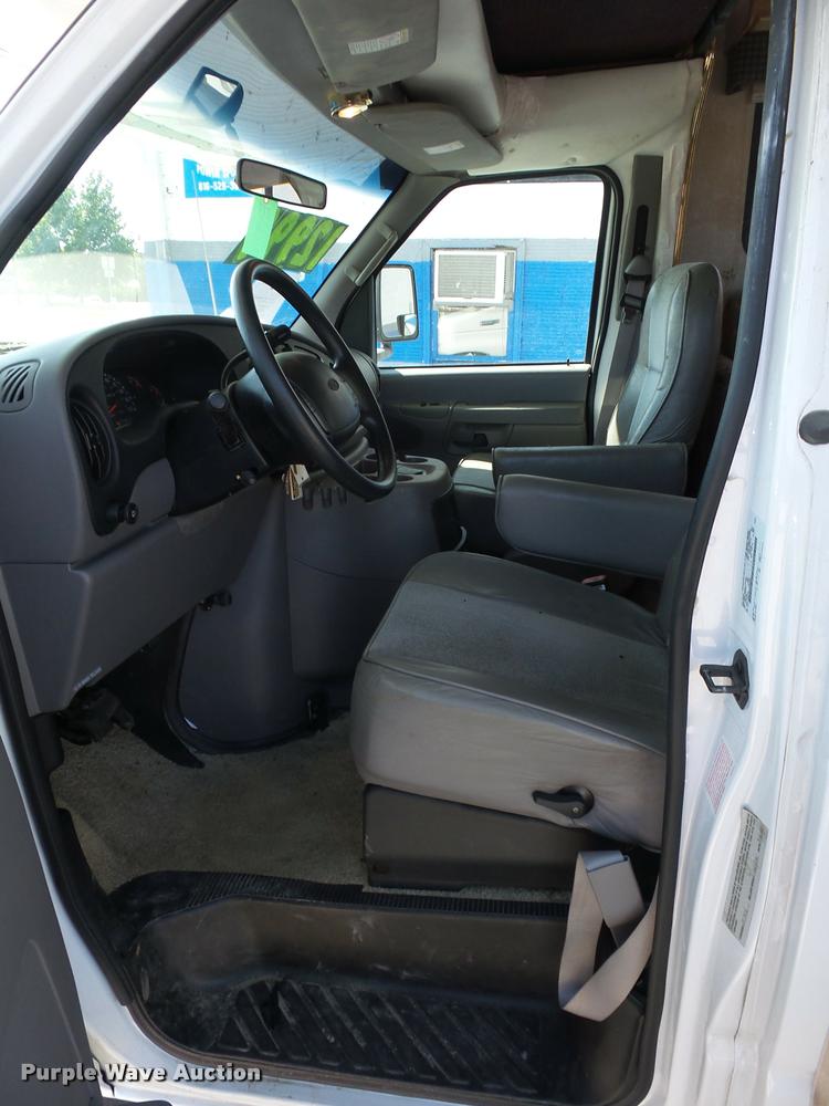 image for item L4252 2003 Ford Econoline E450 Super Duty Forest River Sunseeker RV