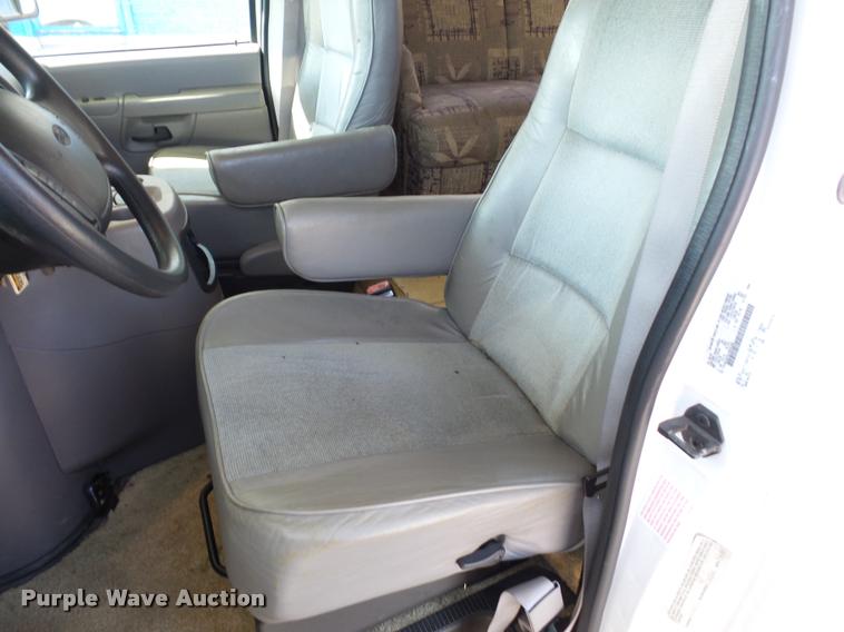 image for item L4252 2003 Ford Econoline E450 Super Duty Forest River Sunseeker RV