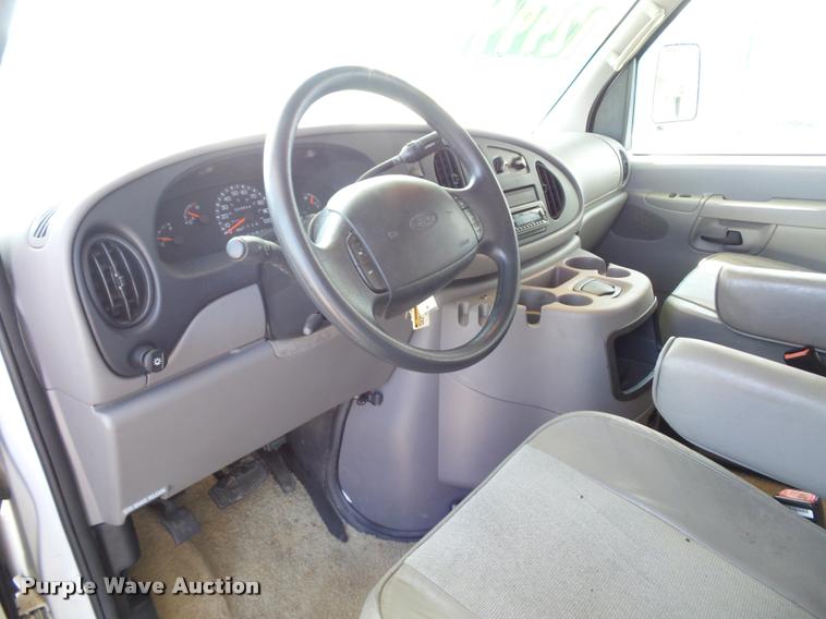 image for item L4252 2003 Ford Econoline E450 Super Duty Forest River Sunseeker RV