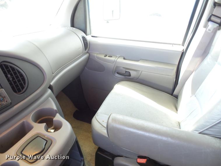 image for item L4252 2003 Ford Econoline E450 Super Duty Forest River Sunseeker RV