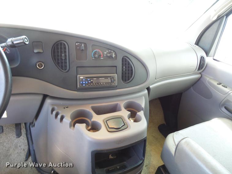 image for item L4252 2003 Ford Econoline E450 Super Duty Forest River Sunseeker RV