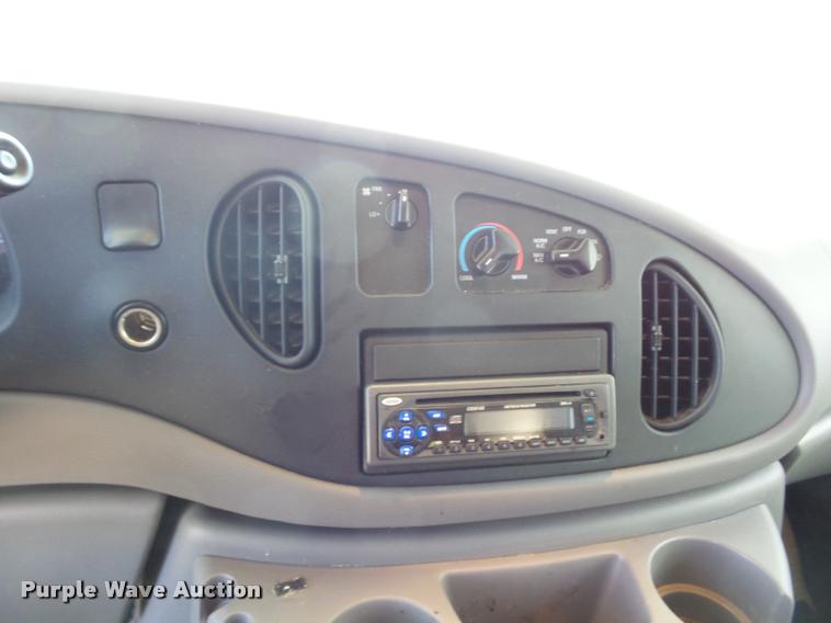 image for item L4252 2003 Ford Econoline E450 Super Duty Forest River Sunseeker RV