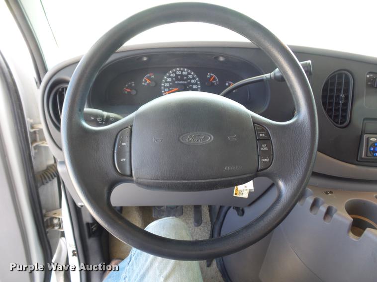 image for item L4252 2003 Ford Econoline E450 Super Duty Forest River Sunseeker RV