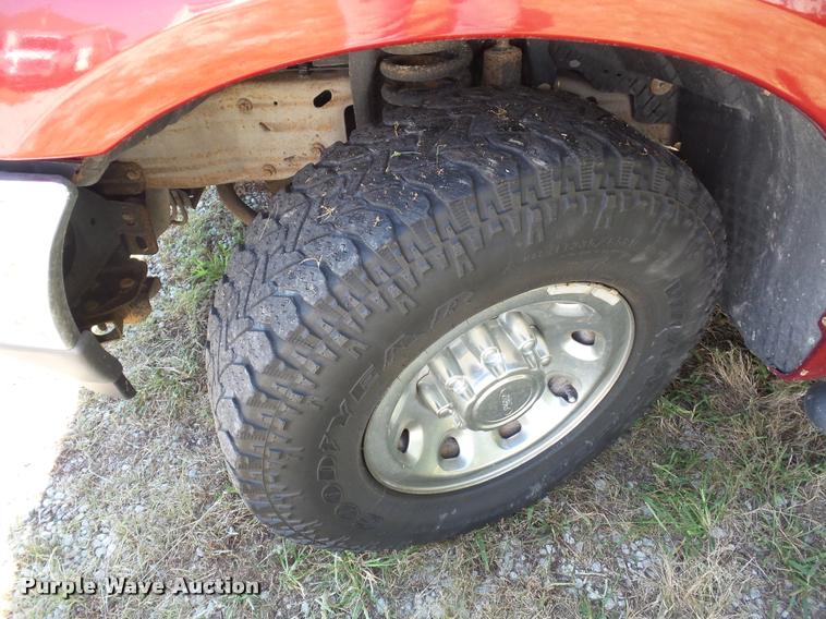 image for item L4253 2002 Ford F250 Super Duty SuperCab pickup truck