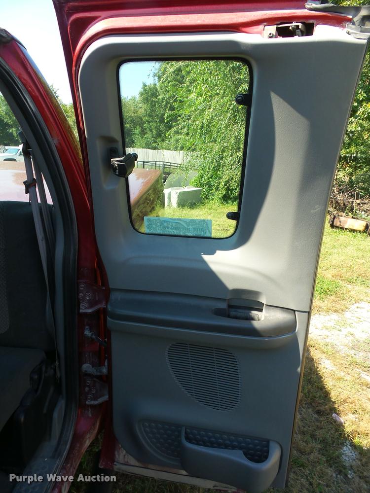 image for item L4253 2002 Ford F250 Super Duty SuperCab pickup truck