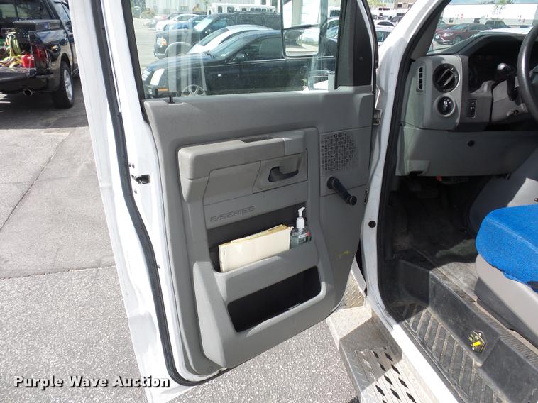 image for item L4282 2009 Ford E450 van
