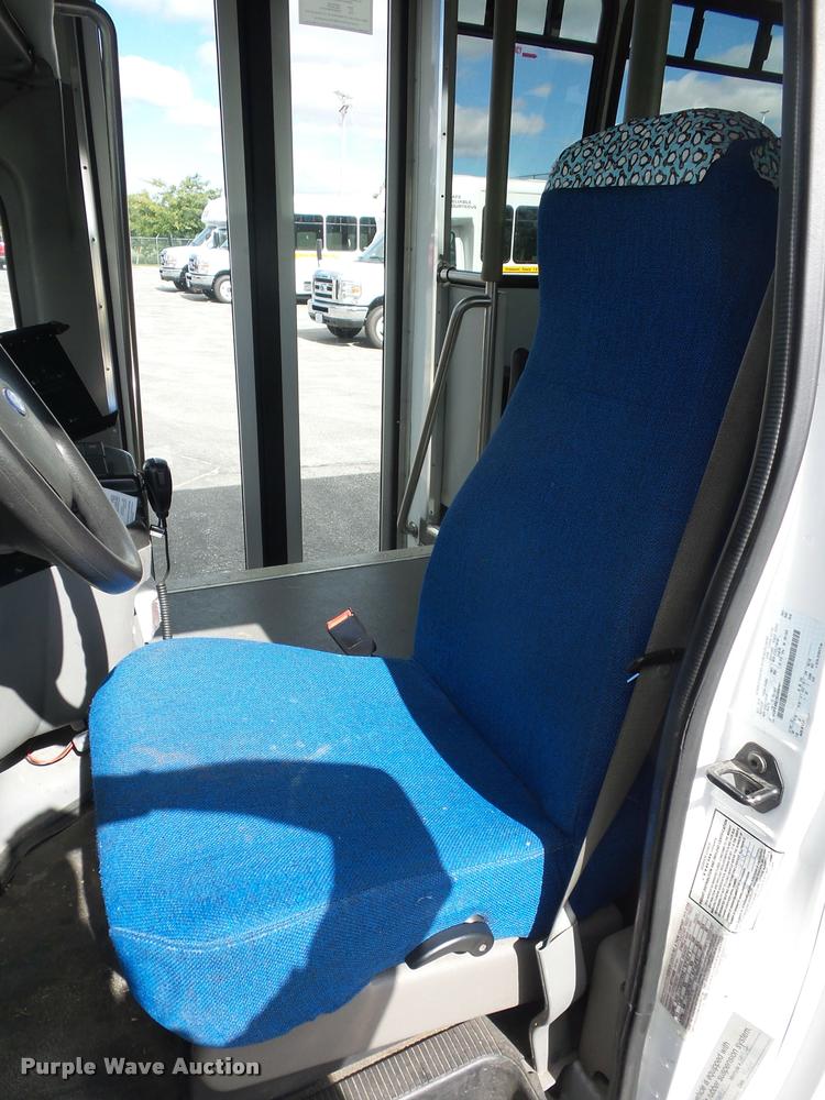 image for item L4282 2009 Ford E450 van