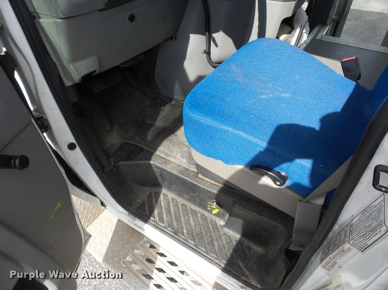 image for item L4282 2009 Ford E450 van