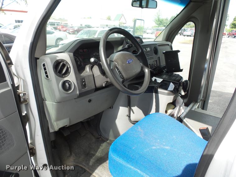 image for item L4282 2009 Ford E450 van