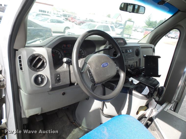 image for item L4282 2009 Ford E450 van