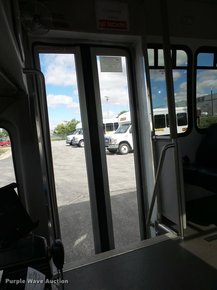 image for item L4282 2009 Ford E450 van