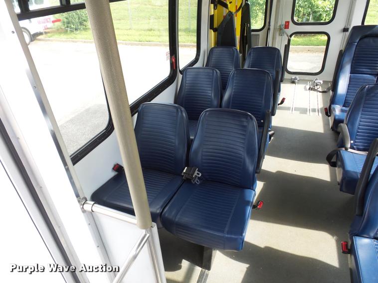 image for item L4282 2009 Ford E450 van