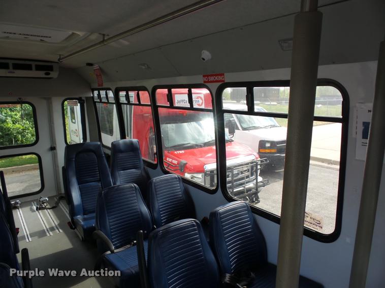 image for item L4282 2009 Ford E450 van