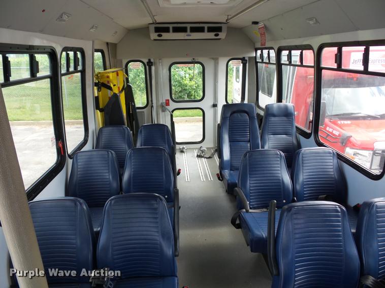 image for item L4282 2009 Ford E450 van