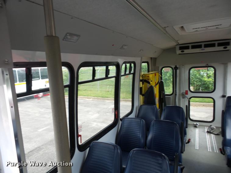 image for item L4282 2009 Ford E450 van