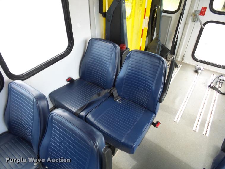 image for item L4282 2009 Ford E450 van