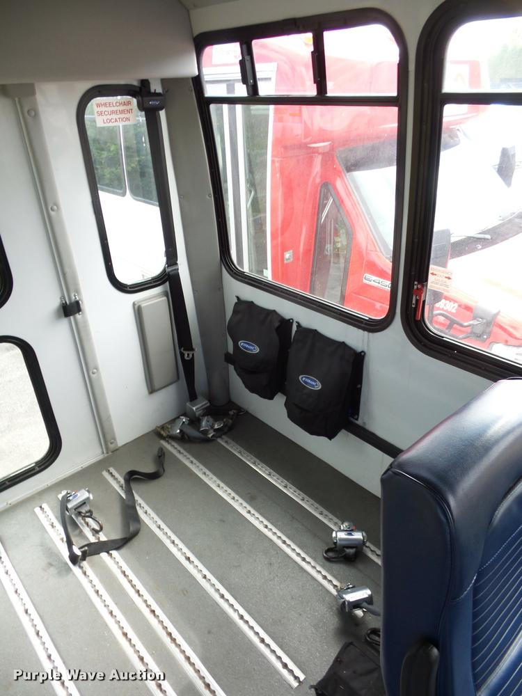 image for item L4282 2009 Ford E450 van