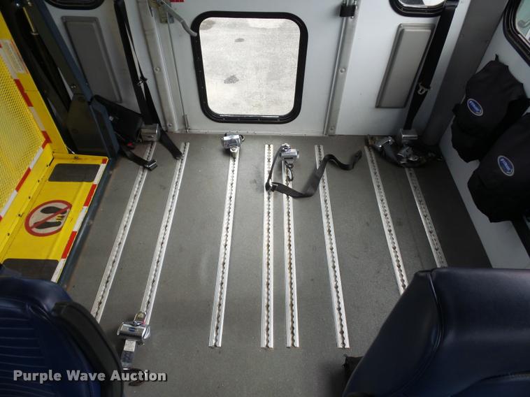 image for item L4282 2009 Ford E450 van