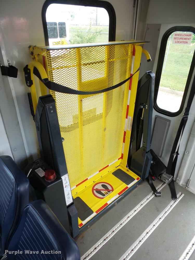 image for item L4282 2009 Ford E450 van