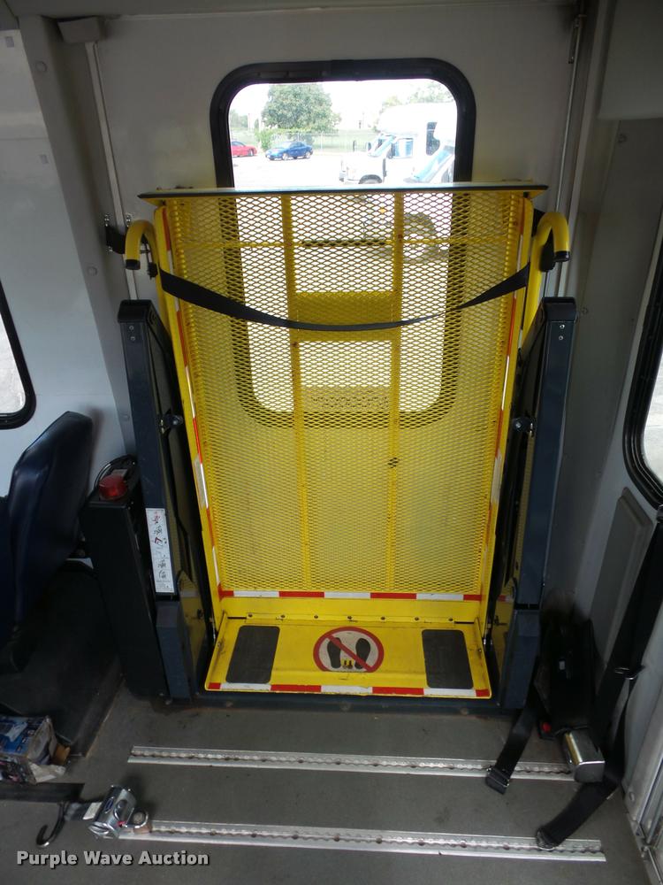 image for item L4282 2009 Ford E450 van