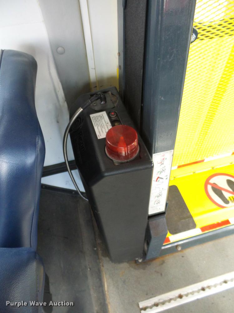 image for item L4282 2009 Ford E450 van