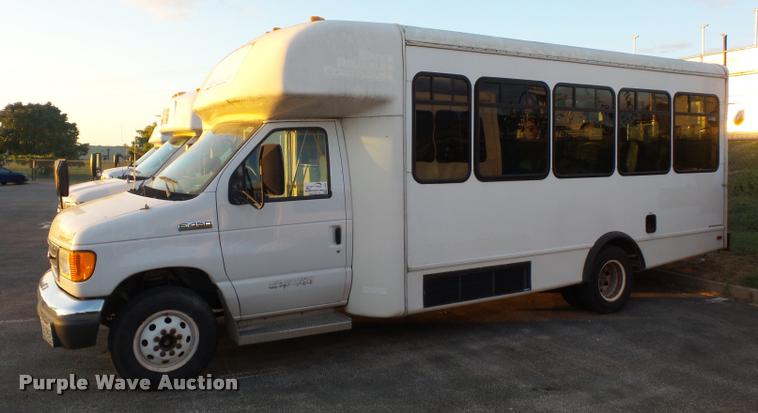 image for item L4338 2006 Ford Econoline E450 bus