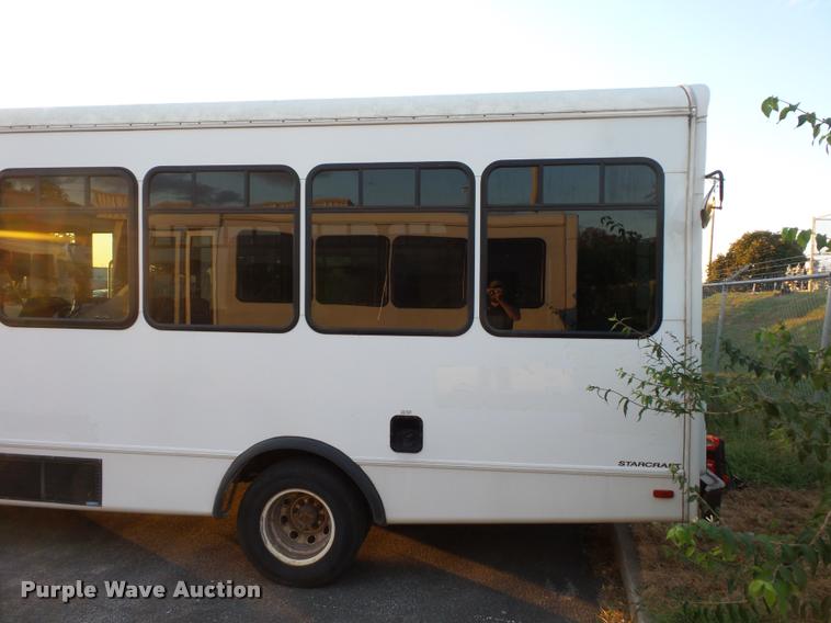 image for item L4338 2006 Ford Econoline E450 bus