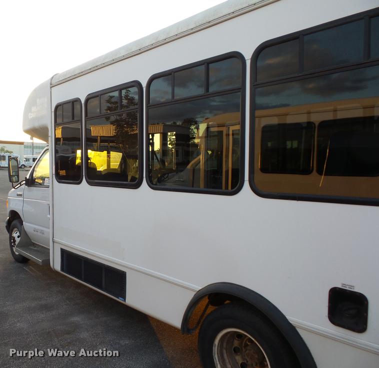 image for item L4338 2006 Ford Econoline E450 bus